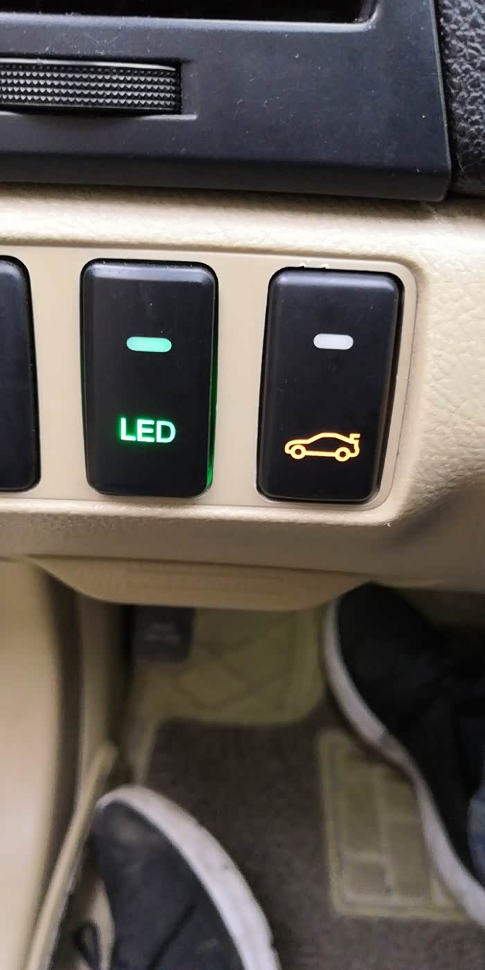 咨询老锐志后备箱手动开关