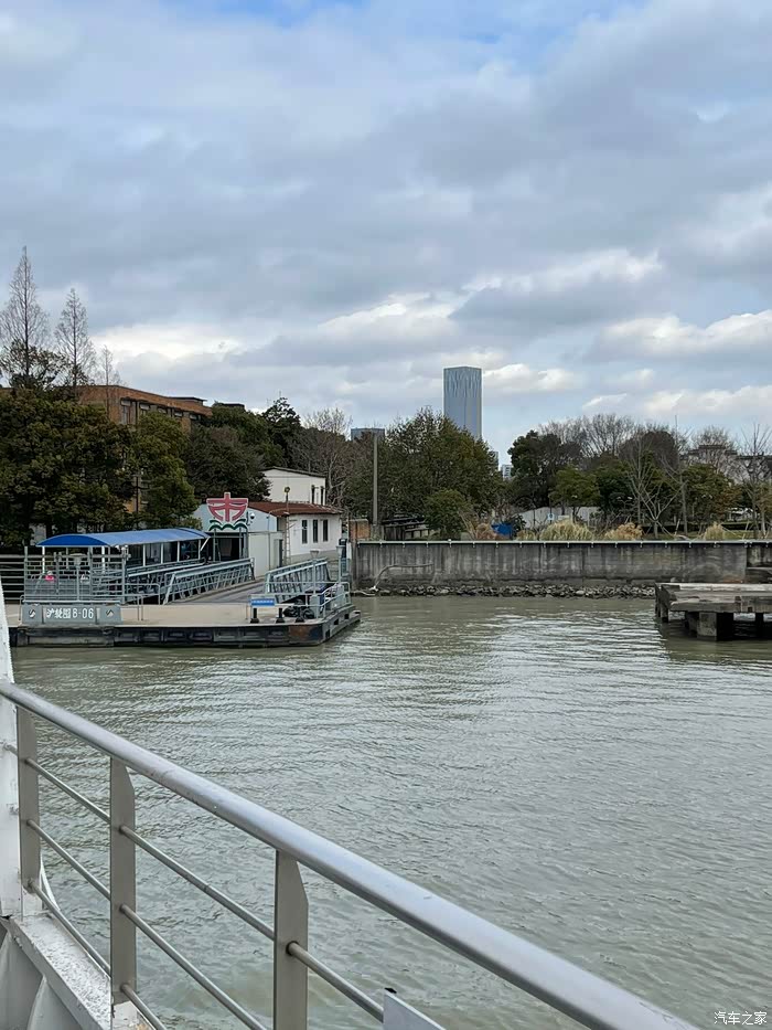 飞碟造型的港口渡口投入使用