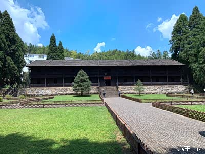 如今我们见到的小井村红军医院是1967年江西省人民政府在原址重建的.