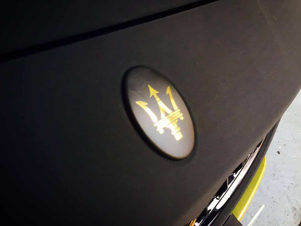 【图】金色的车标透露着一丝贵气_玛莎拉蒂论坛_汽车之家论坛