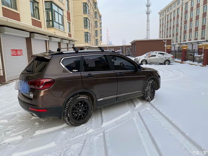 二手哈弗h6运动版改装轮毂行李架,熏黑尾灯车标,运动感十足