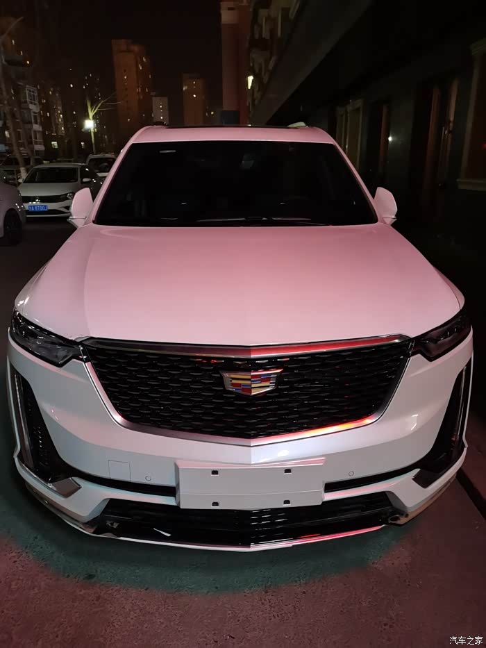 两吨重的生日礼物凯迪拉克xt6