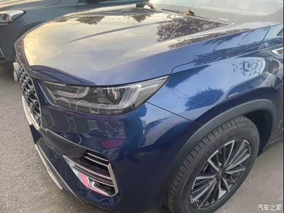 探店发现一台骚蓝色瑞虎8plus