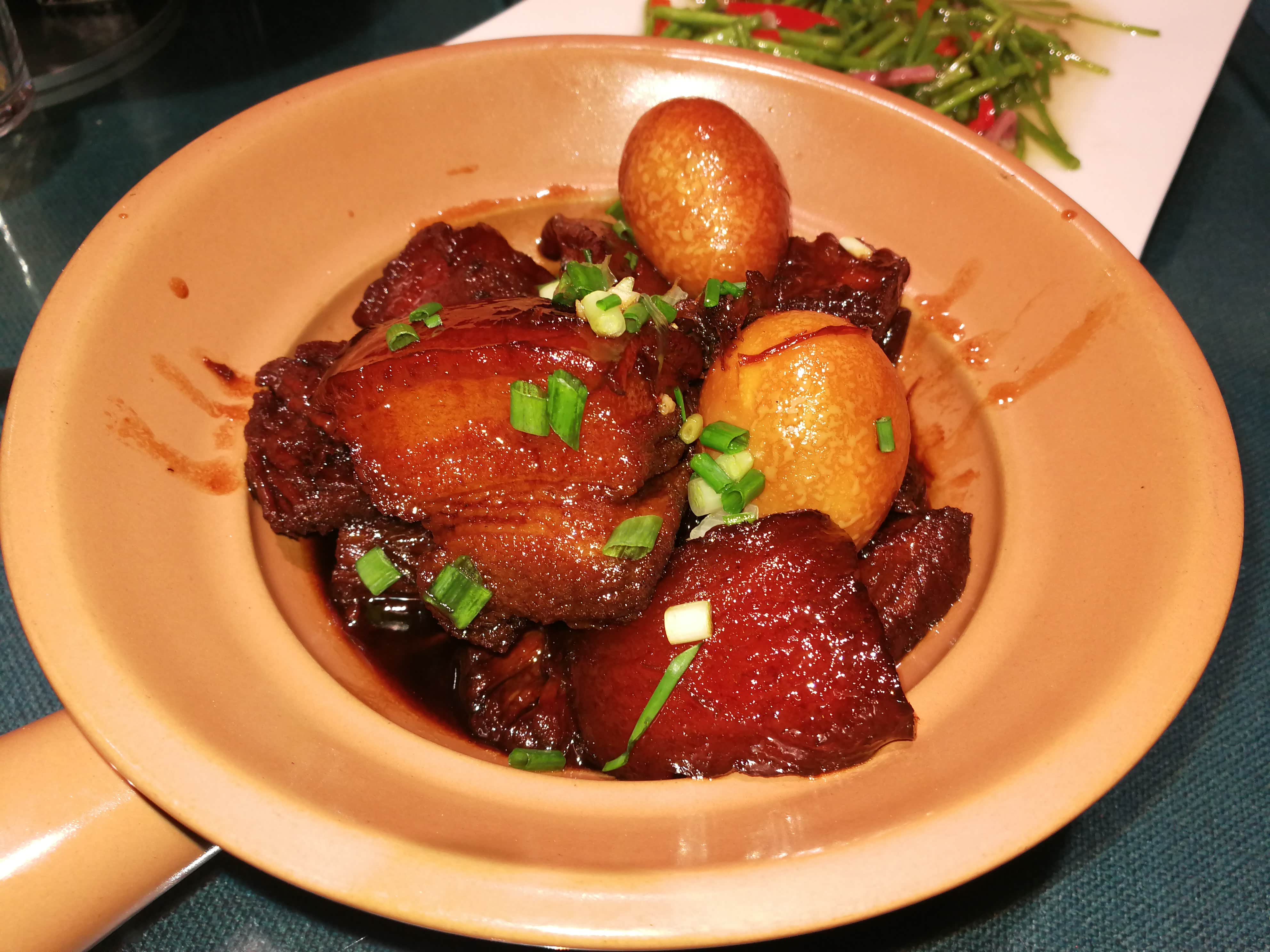 红烧肉色泽艳丽入口香甜味道极强烈推荐来此游客定要尝尝