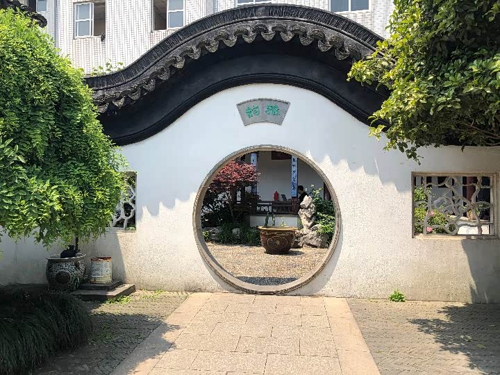 往这边走,有一个古典的圆门