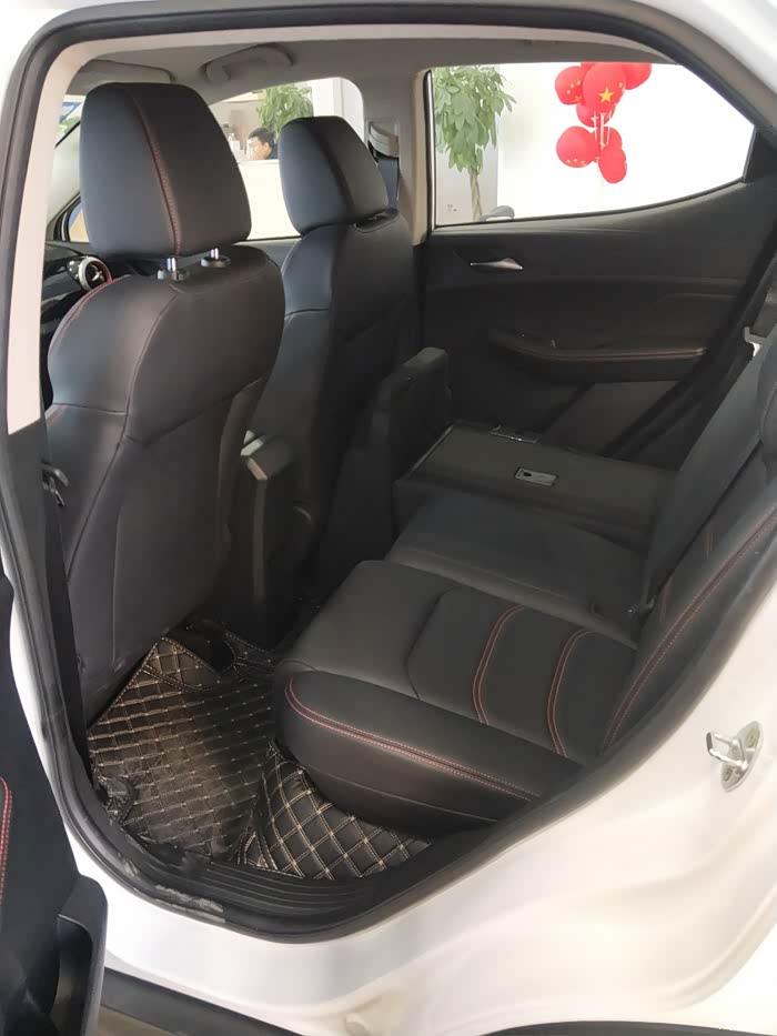 看一看比亚迪s2车内部空间