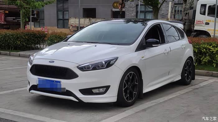 十万多想买两厢车,外观帅气颜值高,操控性能好—福特福克斯