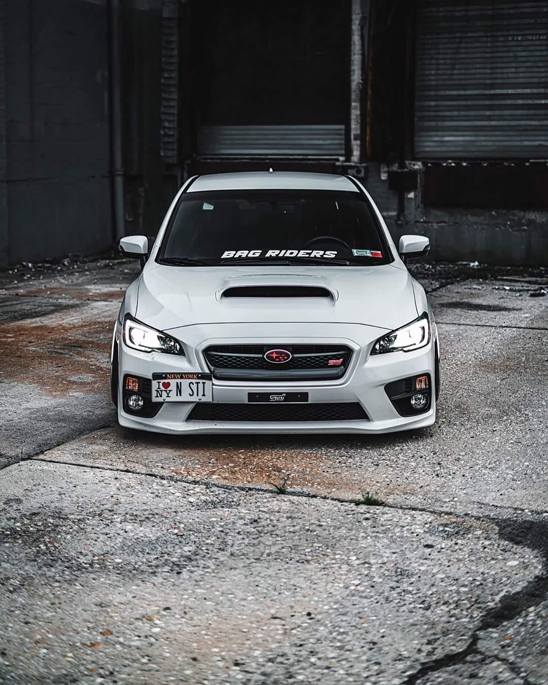 斯巴鲁翼豹sti 11代改装,白色