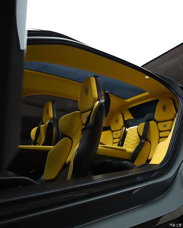 黑色的柯尼塞格gemera,别致的车头储物箱,黄色的内饰,美