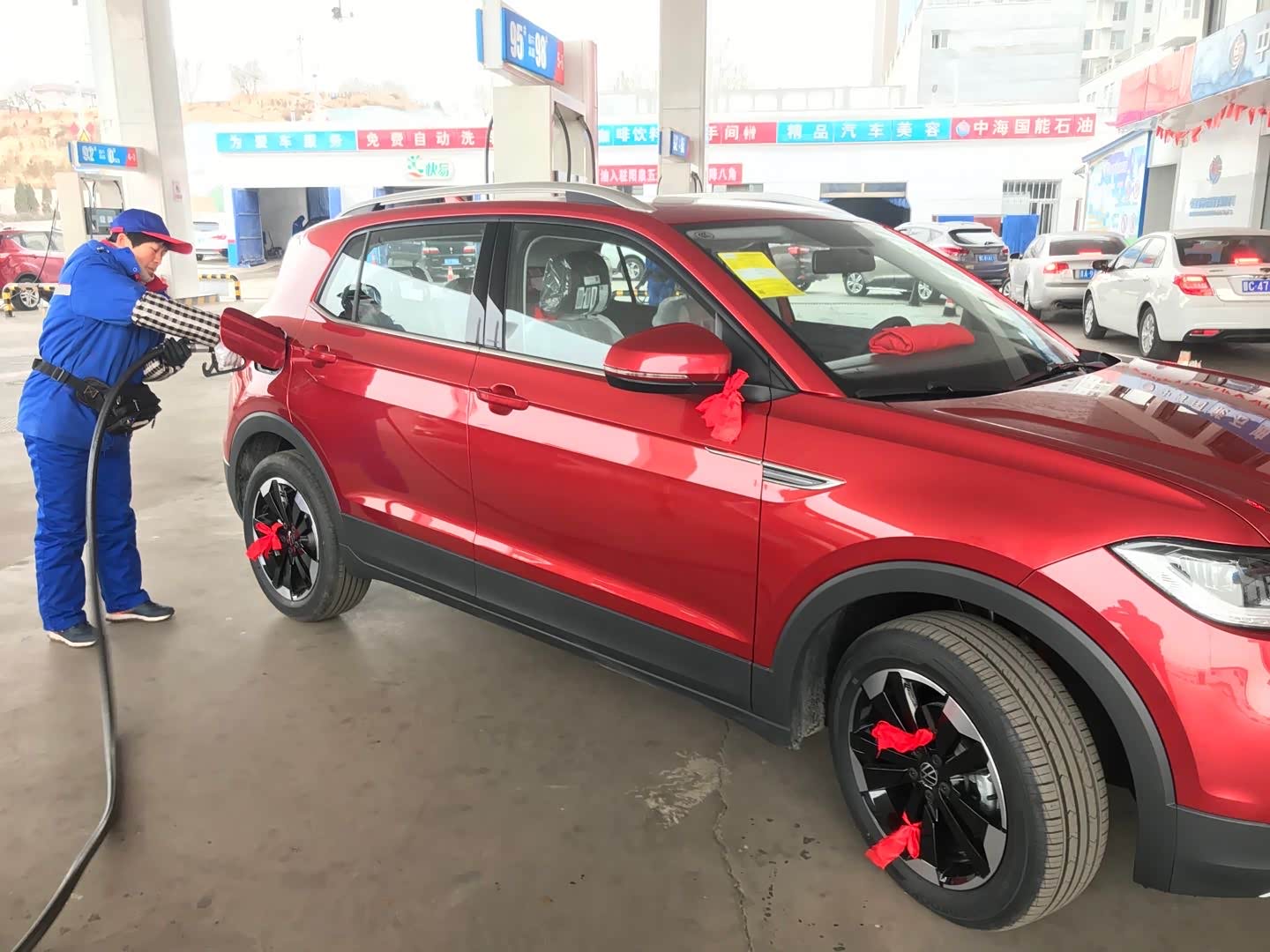 红色的大众探影看起来还是非常漂亮的