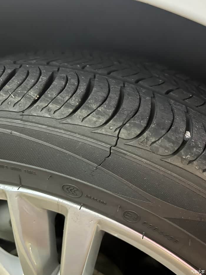 轮胎有个裂纹要换吗