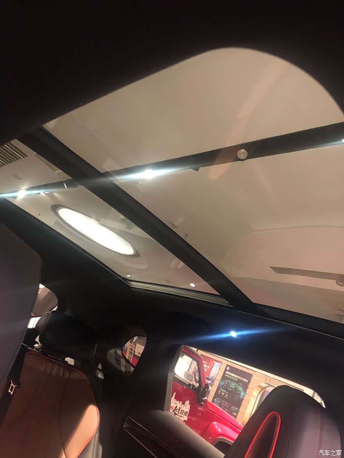 超大的全景天窗,夏天躺在车上仰望星空