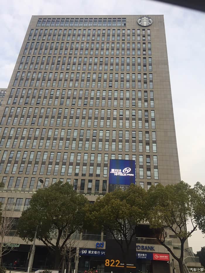 喜欢猫爪杯子的,宜山路星巴克总部有,嘿嘿