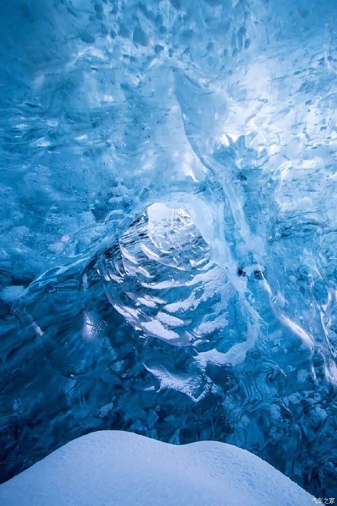 冰岛的水晶冰洞,犹如一座梦幻的冰晶宫殿,真漂亮.