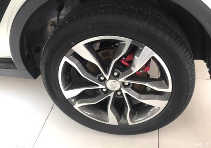 北汽昌河q35车胎 尺寸有205/60 r15和215/50 r17两种.轮胎品牌是佳通.