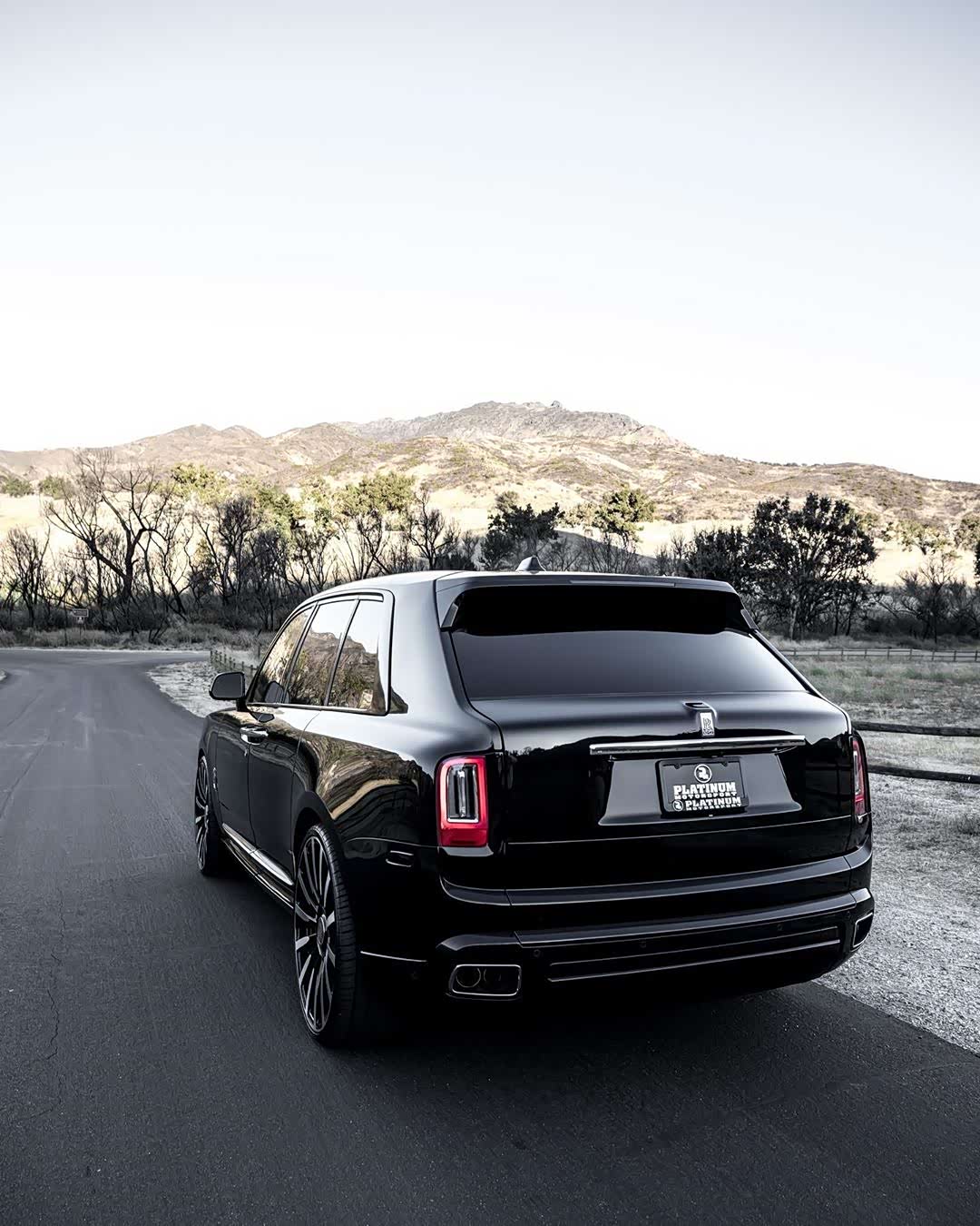 劳斯莱斯库里南,气场太强了,轮毂是不是大的有些夸张!