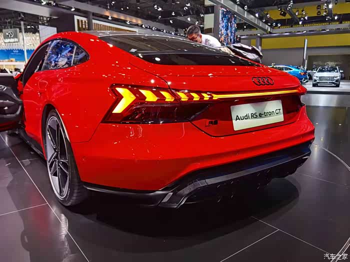 这个屁股确实性感,贯穿的尾灯很醒目