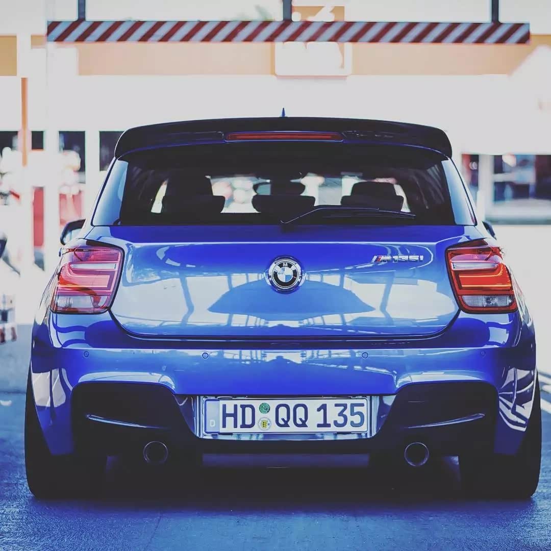 这是一台m1,改装后车身姿态更加低稳,m外观套件更是运动.