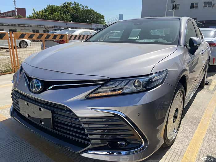 21款凯美瑞双擎豪华钛辉银黑内