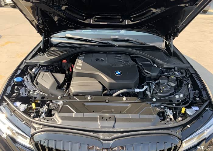 宝马3系享受科技乐趣发动机盖上线条凌厉