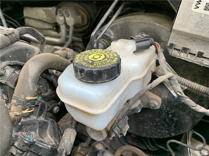 这个黄色黑圈标志的就是刹车油的油壶,油壶上有最大和最小的标识