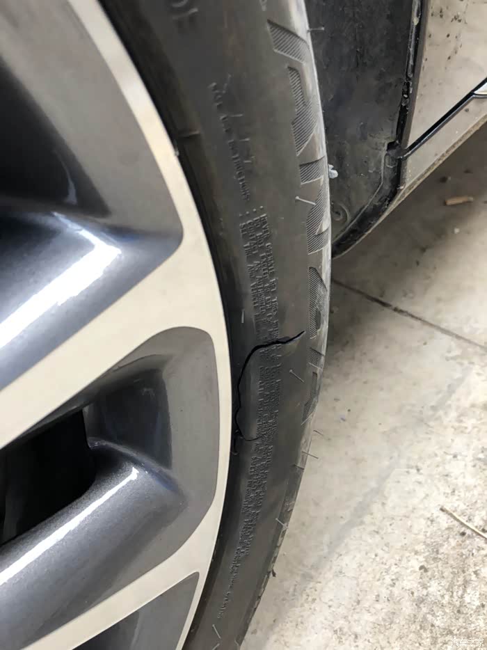 提车10天车胎爆了一个左前轮