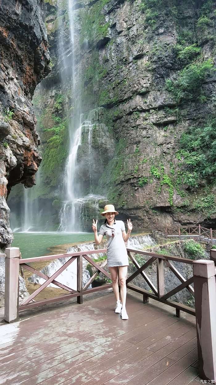 宜昌小探美女风情游三峡大瀑布情人泉漫步飞瀑之间