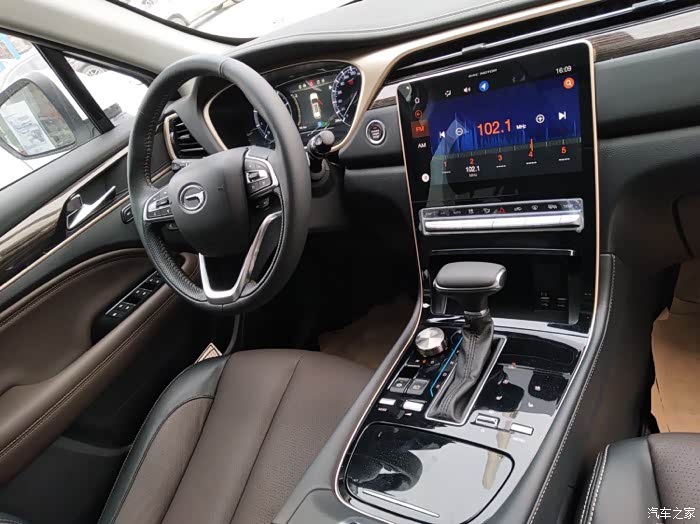 圆梦试驾广汽传祺gs5试驾车是高配车型,一座进到车中就被那种豪华内饰