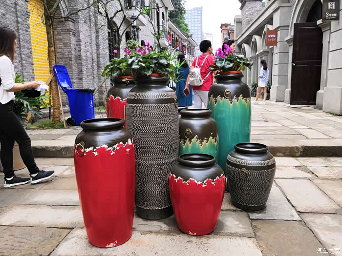 街头上的大花钵很是具有文艺范