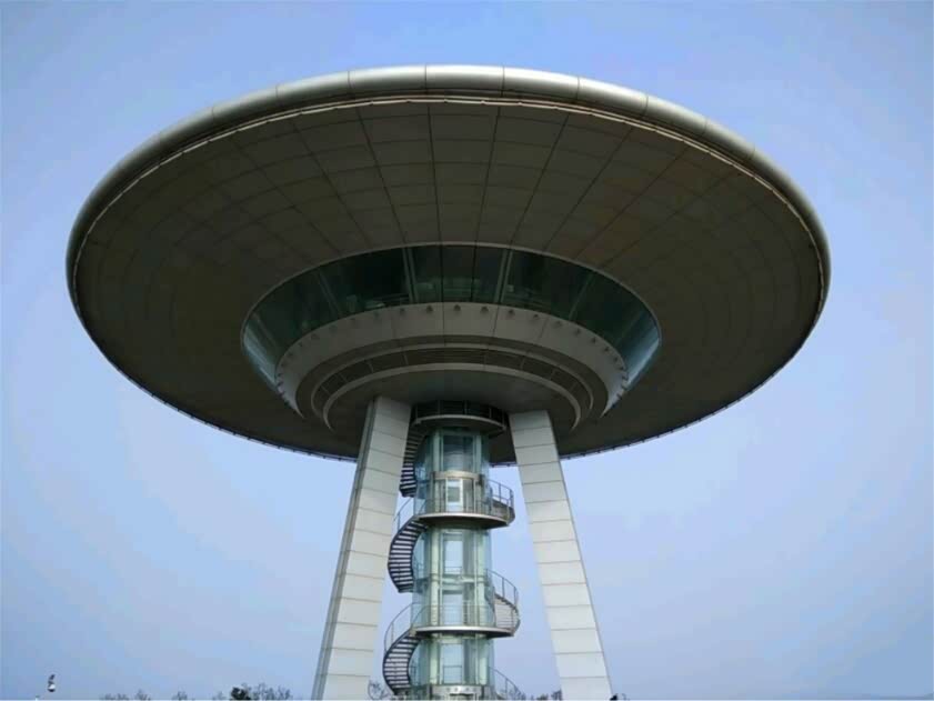 这个大飞碟就是童牛岭的标志性建筑,一路走着小台阶登上来,就能够看到