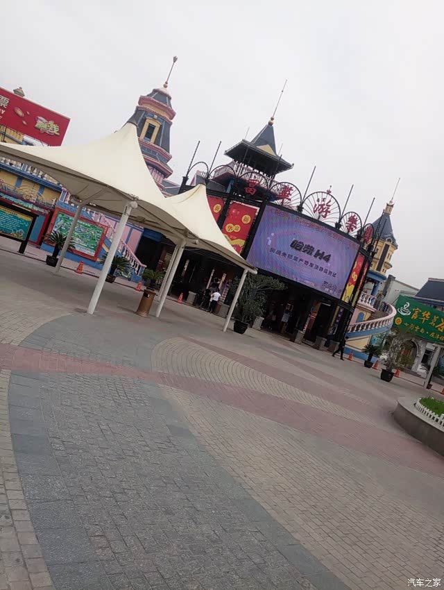 富华游乐园大门口