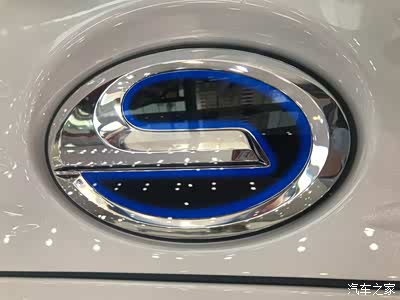 ia5的车标是采用丰田混动车型独有的蓝底设计,时尚炫酷科技于一体.