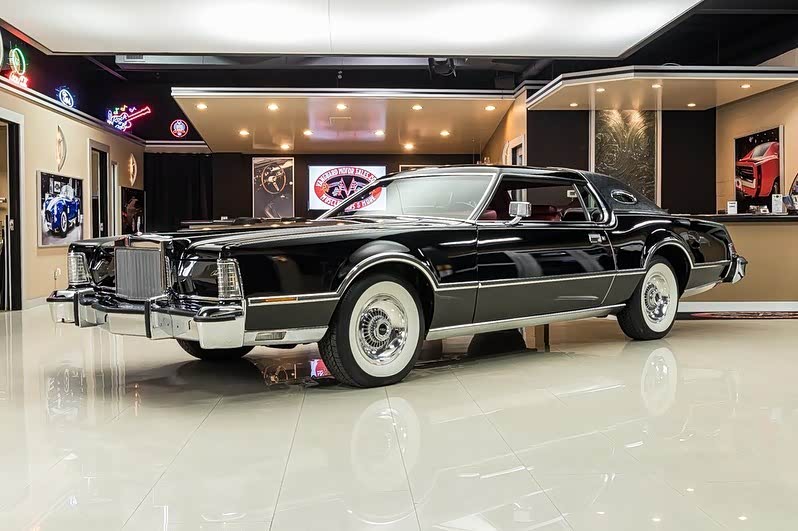 1976年林肯大陆豪华移动的大沙发且主驾副驾之间是没有障碍