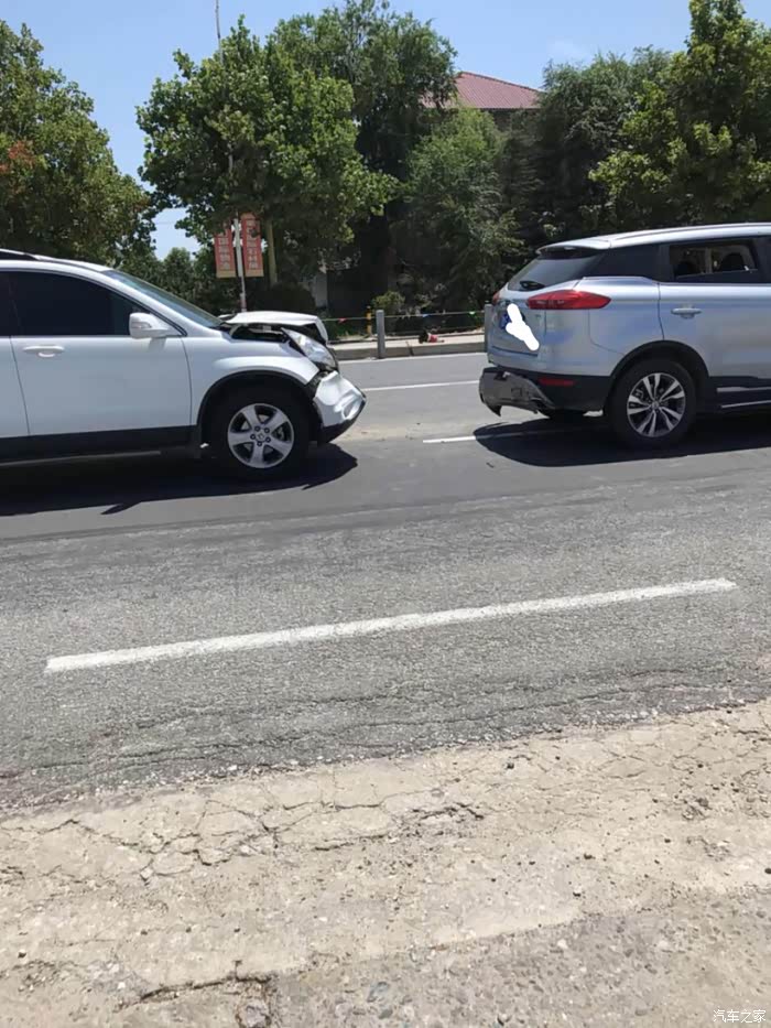 本田crv追尾吉利博越的交通事故后果!