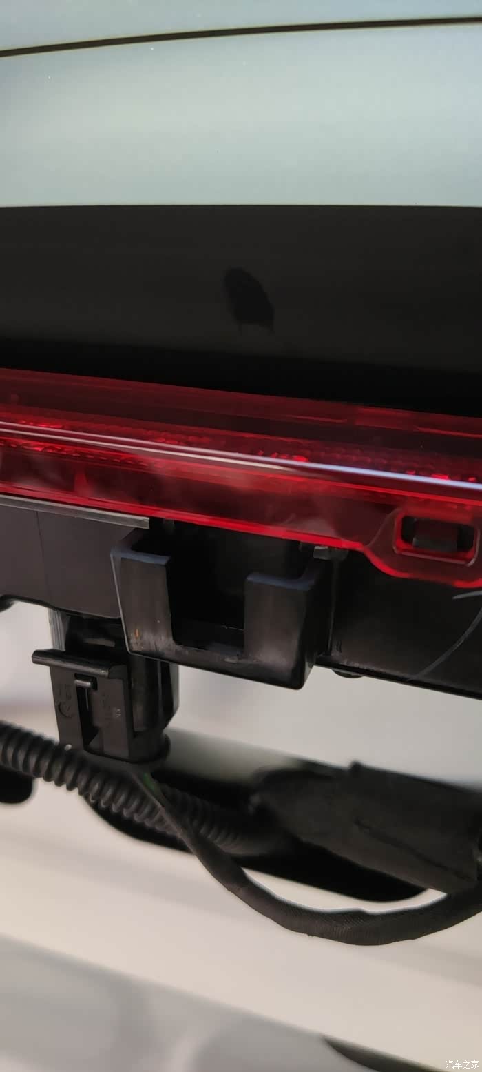 哈弗f7高位刹车灯这个地方有卡扣吗就是后门上饰板的位置感