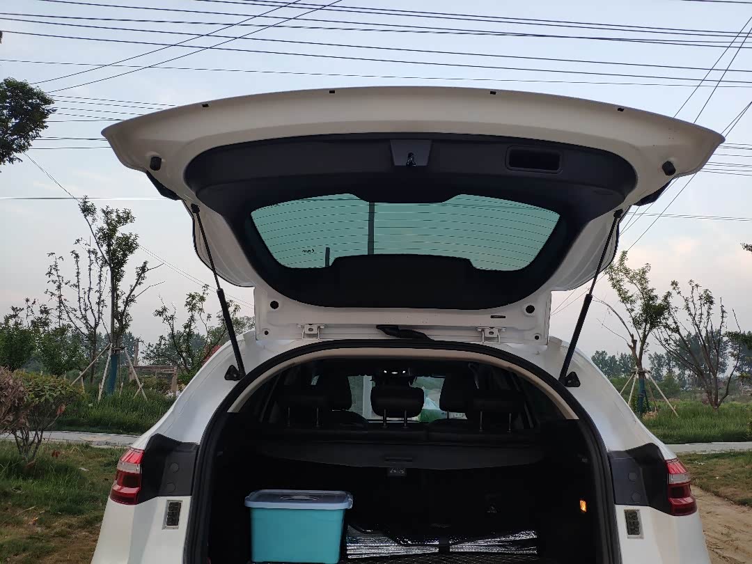 后备箱上半部分空间缩小了