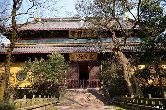 云林禅寺桂子月中落天香云外飘