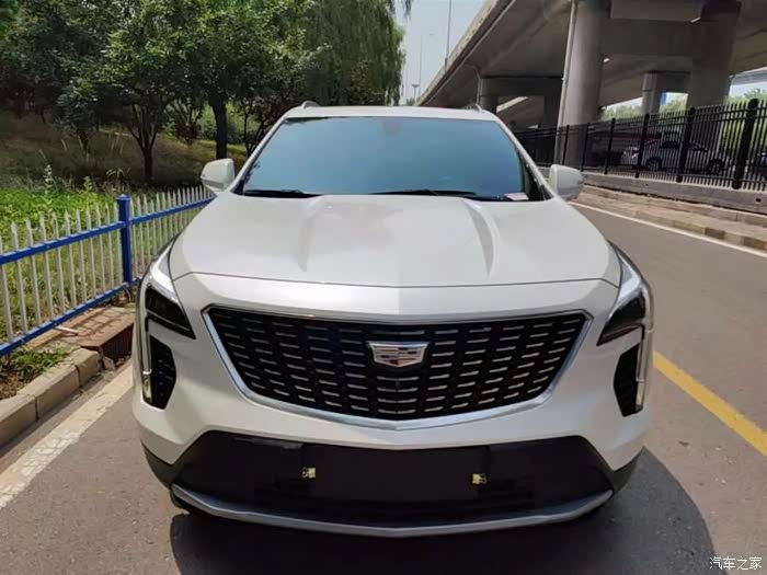 出一台凯迪拉克xt42020年两驱领先型