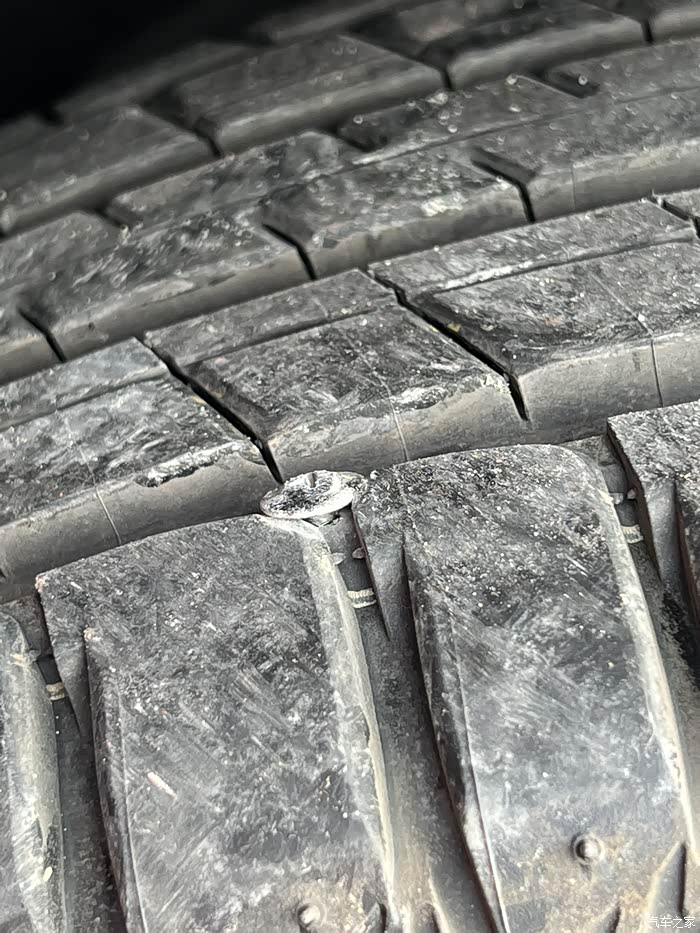 【图】提车第17天,轮胎被钉子扎了._红旗hs5论坛_汽车之家论坛