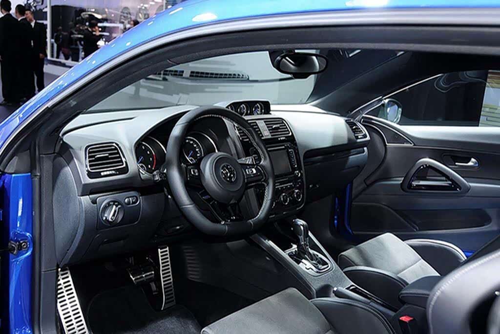 大众尚酷r版内饰风格战斗化,性能表现出色.