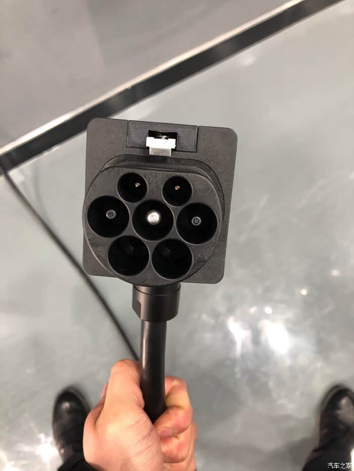 新特汽车充电桩实拍美图