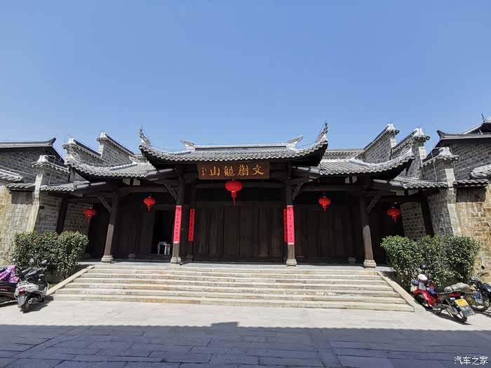 隐藏在城市高楼林立中的古建筑卧龙书院