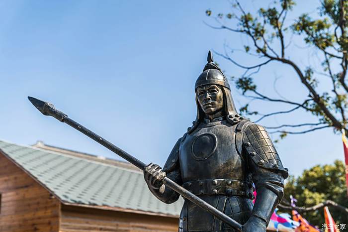 蒙古大营前的蒙古武士雕像