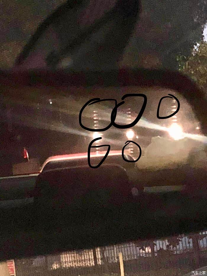 有没有一样的车友 后档贴了膜 后车的灯光全变散光了