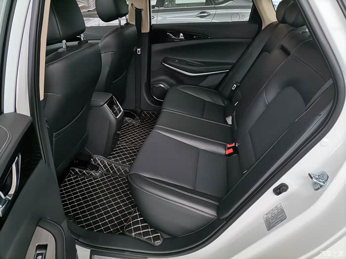 后排空间也很大,我比较喜欢的是他中间这个位置是比较平的,中间这个人