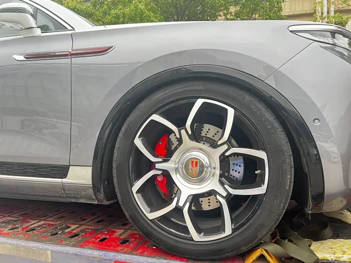 红旗ehs9轮毂改装看着效果还不错啊