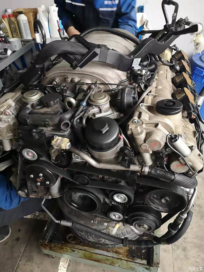 奔驰c63发动机漏油维修