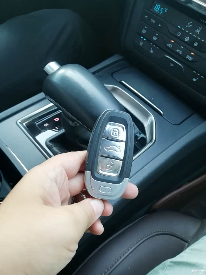 再来一把小车钥匙,看起来真不怎么好看,很普通,不过也很实用.