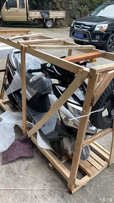 木架装前轮在邻居帮助顺利让摩托落开始他为人类服务旅程这款带cbs