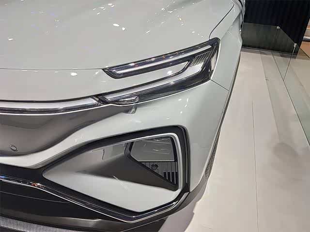 使用了分体式大灯的设计,并搭配了一条贯穿式的日间行车灯